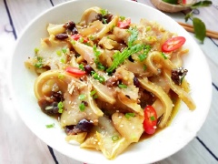 Cho tai heo ra đĩa, rắc thêm hành lá và mè rang rồi thưởng thức. Tai heo sốt me với tai heo giòn sần sật, ngấm đều gia vị chua chua, cay cay cực hấp dẫn. Hãy bỏ túi cách làm sau đây để có thể chế biến cho cả nhà cùng thưởng thức nhé! Món này dùng để chống ngán là hiệu quả lắm đấy!