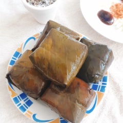 Mình lấy bánh chưng từ tủ lạnh ra, hơi cứng nên hấp khoảng 7 phút. Sau đó cắt đôi hoặc khứa làm 4 bánh chưng, chiên giòn với chảo dầu nóng.