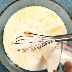 Làm flan trứng: Đổ tiếp, 400ml sữa tươi, 200ml whipping cream, 5gr bột rau câu đã ngâm nở với nước, rồi tiếp tục khuấy tan. Sau đó, lược hỗn hợp qua rây cho mịn, đun ấm hỗn hợp khoảng 50 độ. Sau đó, đổ phần rau câu lá dứa đã cắt vào, rồi đổ hỗn hợp vào đầy bên trong trái dừa.