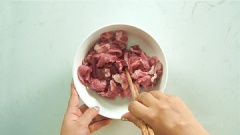 Thịt lợn rửa sạch, để ráo, thái miếng con chì. Ướp thịt với 1/2 thìa cà phê muối, 1/2 thìa cà phê tiêu khoảng 5 phút cho thịt ngấm.
