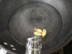 Tiếp đến cho nước vào đầy nồi, thêm 10g gừng lát, 3g muối và 15ml rượu vang, cho móng giò heo đã chần nước sôi vào, đậy nắp đun khoảng 60 phút cho chín mềm. Vớt móng giò heo ra để riêng.