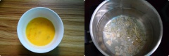 Đánh tan trứng trong bát. Đổ 1200ml nước vào nồi, thêm gừng và sò điệp vào đun sôi. Sau khi đun sôi thì thêm tôm vào, tiếp đó đổ khổ qua vào đun sôi trở lại thì đổ trứng đã đánh tan vào và khuấy đều. Cuối cùng nêm lại gia vị cho vừa ăn rồi tắt bếp.