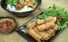 Chả giò tôm bắp giòn rụm, mang hương vị thơm ngon của tôm thịt và các loại rau củ, tạo cảm giác không bị ngấy như thông thường vì món chả giò được chiên với rất nhiều dầu mỡ. Đặc biệt nhất là khi vô tình cắn vào những hạt bắp vàng ươm sẽ thấy vị bắp rất ngọt thanh và dễ chịu. Thêm một chén nước mắm chua ngọt và một tô bún là ta đã có món bún chả giò thơm ngon. Nếu không bạn có thể chấm chả giò với tương ớt thôi là cũng đủ cảm nhận được nét hấp dẫn của những cuốn giả giòn tan này rồi.