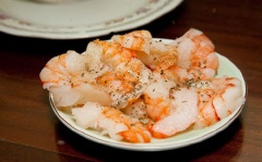 Tôm bóc vỏ, chẻ dọc tôm làm đôi. Ướp tôm với bột oregano, basil khô, muối, tiêu.