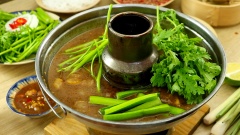 Cho nước lẩu vào nồi, giữ nóng trên lửa vừa. Khi ăn nhúng thịt bò và các loại rau như rau muống, tần ô, hành tây vào rồi thưởng thức thôi. Lẩu bò mắm ruốc là món ăn đặc sản xứ Bình Dương, hương vị nước lẩu đặc biệt, rất đậm đà và đi vào lòng người, đảm bảo ăn một lần sẽ nhớ mãi không quên.