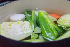 Cho các rau củ đã sơ chế vào một nồi nước khoảng 2,5 lít. Đun sôi nước thì giảm nhỏ lửa và hầm trong 30' để các rau củ ra chất ngọt, mùi thơm. Sau 30', lược bỏ rau củ, chúng ta sẽ thu được nước dùng có vị ngọt thanh từ các loại rau củ quả