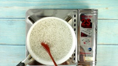 Rửa sạch 100gr bột báng với nước, sau đó ngâm trong nước lạnh 30 phút. Bắc nồi nước sôi lên bếp rồi đổ bột báng đã ngâm vào, khuấy đều tay trong vòng 3 phút rồi tắt bếp, dùng nắp đậy lại để ủ bột báng.