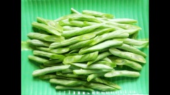 Thịt bò cắt lát mỏng, ướp vào củ tỏi, tiêu, hạt nêm cùng một ít nước tương trong 15 phút. Đậu que loại bỏ gân hai đầu, cắt khúc vừa ăn.
