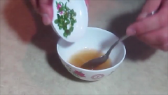 Tiếp theo cho 1 muỗng canh hành lá cắt nhỏ vào, thêm 1 muỗng canh gừng băm, 1 muỗng canh nước cốt chanh.