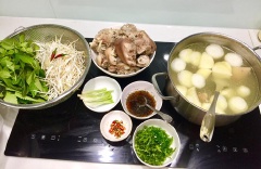 Thêm 1 củ sắn cắt nhỏ, 1 củ cải trắng cắt nhỏ và 1 muỗng canh hạt nêm vào nồi nước dùng bánh canh giò heo. Nấu đến khi rau củ chín mềm thì nêm nếm gia vị cho nước dùng vừa miệng. Chần sợi bánh canh qua nước sôi cho chín mềm rồi cho vào tô, xếp lên thịt nạc thái lát nhỏ, giò heo, hành lá và rau thơm thái nhỏ, múc nước lèo chan vào tô bánh canh giò heo, rắc thêm chút tiêu cho thơm.