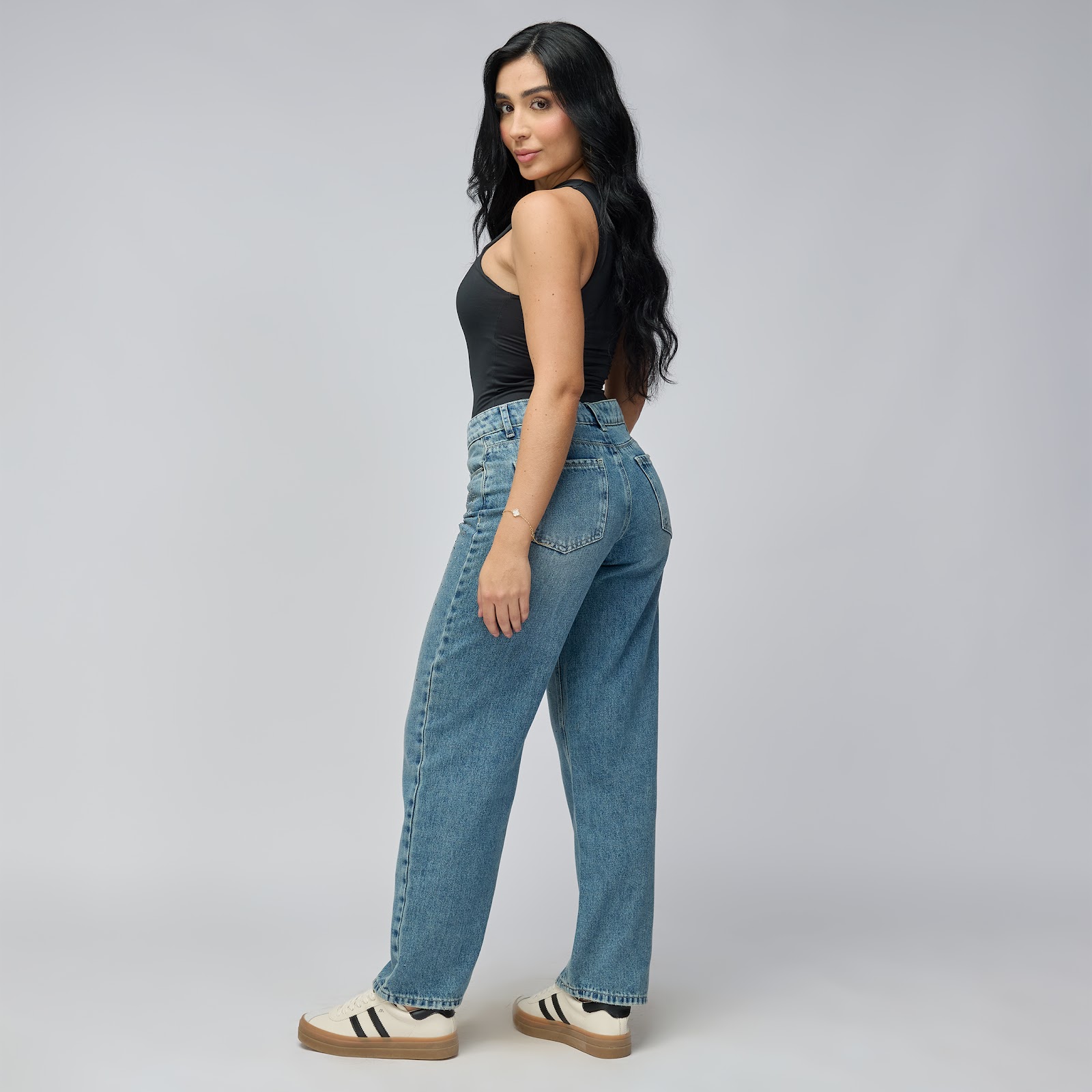Jean straight tiro alto en denim rígido 100% algodón, color azúl medio - Vista 3