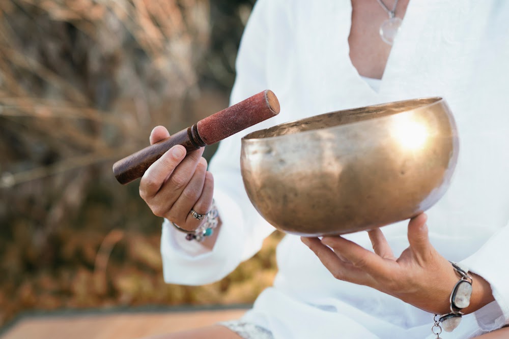 Misa dźwiękowa podczas sound healingu w centrum Udara