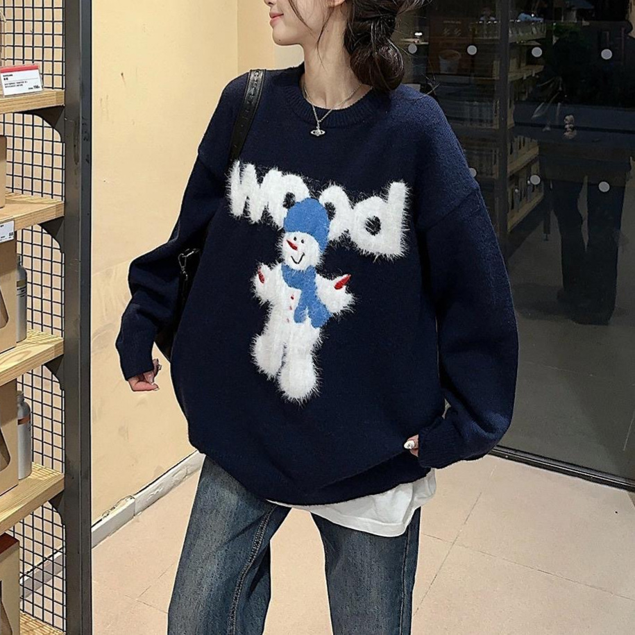 Loose-fitting women's knitted sweater in a relaxed style