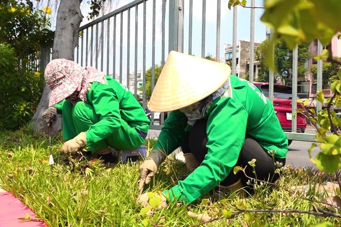 Người lao động tại TPHCM chật vật mưu sinh dưới thời tiết nắng nóng gay gắt - Báo VietnamNet