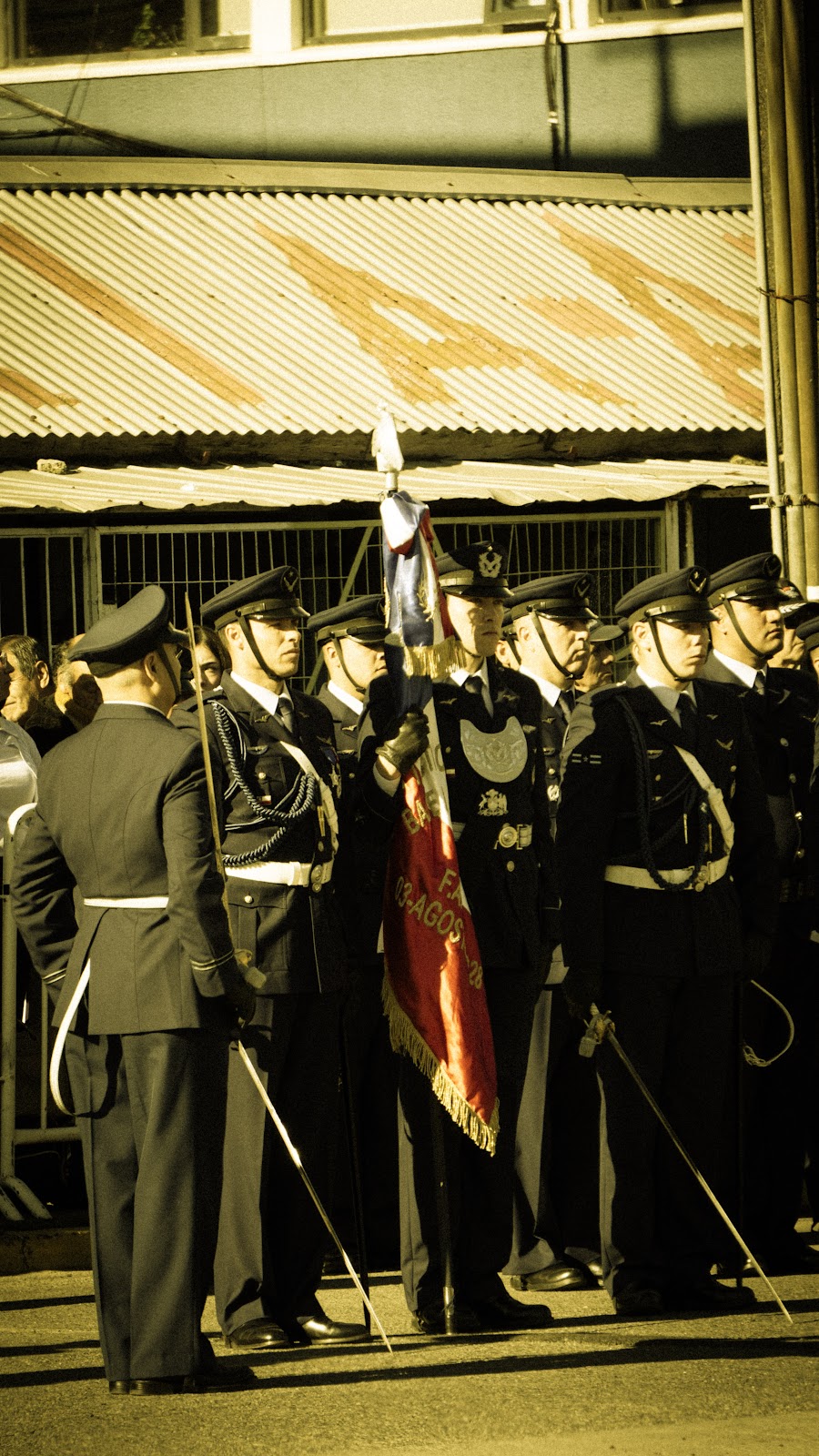 Oficiales con el estandarte