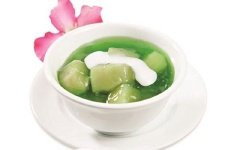 Múc chè sa kê lá dứa ra chén. Chan nước cốt dừa lên mặt, dùng nóng rất thơm ngon, ngọt mát.