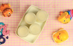 Rót váng sữa cho bé vào những lọ thủy tinh có nắp, đợi váng sữa nguội rồi cất vào tủ lạnh khoảng 3 - 4 giờ là váng sữa sệt lại có thể dùng được.