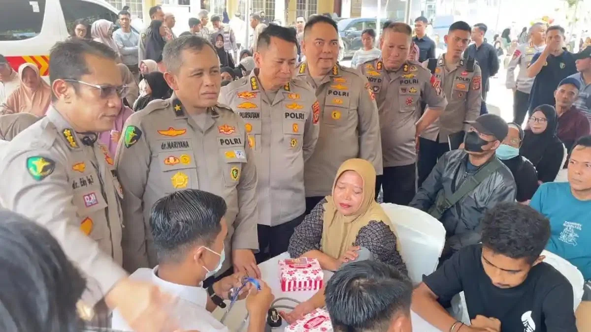 Personel Pusdokkes Polri memberikan layanan kesehatan gratis kepada warga terdampak bencana di Reo, NTT.