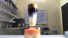 Mở nắp bình lắc, rót nhẹ cà phê lên trên lớp sữa sao cho lớp cà phê nằm trên lớp sữa. Bạc xỉu là thức uống đặc trưng của người Sài Gòn, hương vị không quá mạnh, rất thích hợp cho nữ giới đấy. Bạc xỉu với vị ngọt béo đậm đà, thơm lừng của cà phê, vừa giúp bạn sảng khoái vừa giúp tỉnh táo cho ngày mới đấy nhé.