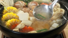 Lẩu nấm thiên nhiên với nước lẩu ngọt thơm, ngát mùi thơm từ các loại nấm thiên nhiên kích thích toàn bộ các giác quan, mang đến nguồn sinh khí mới, dồi dào và sảng khoái cho cơ thể. Hãy cùng bắt tay thực hiện ngay nồi lẩu nấm thiên nhiên cho gia đình bạn nào!