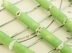 Nhúng đầu tăm vào chocolate trắng để chia đốt cho cây tre. Khi chocolate trắng khô lại thì các bạn tiếp tục chấm đầu tăm vào chocolate đen để vẽ nốt một chút rễ tre mọc ra ở các đốt nhé! Sau đó để khô lại là được.