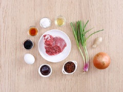 Thịt bò thái lát mỏng, đem ướp với các nguyên liệu ướp trong 15 phút gồm: 1 quả trứng, 2 muỗng canh nước, 1/2 muỗng canh rượu, 1/2 muỗng canh nước tương, 1 muỗng cà phê bột bắp. Kế đó cho thêm một ít dầu, trộn đều rồi tiếp tục để ướp thêm 5 phút cho thấm.