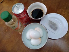 Luộc trứng chín lòng đào nếu bạn thích lòng đỏ còn ướt trong 6.30p hoặc luộc chín như hình là 9p. Trứng chín đúng độ cần thiết thì vớt ra cho ngay vào thau nước đá lạnh để hạ nhiệt cũng như dễ dàng bóc vỏ trứng. Chuẩn bị Coca, Sake, nước tương, lấy túi lọc cho hoa hồi, quế vào.