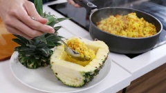 Múc cơm vào quả dứa rồi dùng kèm với ít chà bông nữa sẽ ngon hơn nhé!