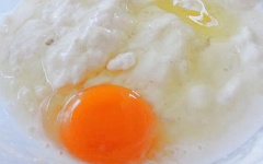Hòa tan bột mì với trứng gà trong tô. Cho cá mờm đã ướp vào, trộn đều.
