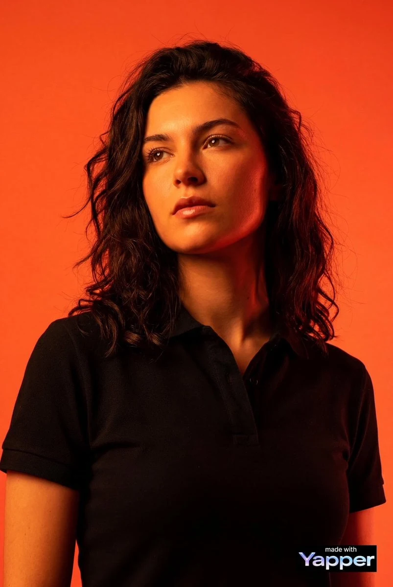 Crea un retrato de estudio editorial de alto impacto utilizando a la persona de la foto de referencia adjunta como único modelo...