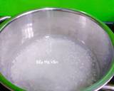 Cho bột báng vào nồi nấu chín vớt ra rổ.
Nấu nước cốt dừa: Cho 200ml nước cốt dừa cùng với 1 chén nước dừa dảo,50 gram đường, ít muối và 2 muỗng bột năng vào nồi khuấy đều cho đường và bột năng tan. Bắc lên bếp đun nhỏ lửa đến khi hỗn hợp sánh lại cho bột báng vào khuấy đều và tắt bếp.