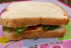 Vậy là món bánh sandwich kẹp jambon đã hoàn tất. Thật đơn giản đúng không nào? Chúc các bạn ngon miệng với cách làm bánh sandwich kẹp jambon này nhé.