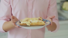 Múc sốt thịt bò lên mặt bánh mì đã xẻ đôi, tiếp là xúc xích và thịt xông khói và xếp những miếng cheese lên mặt thịt bò. Sau đó cho vào lò nướng nướng ở độ 200 độ khoảng 5 phút.