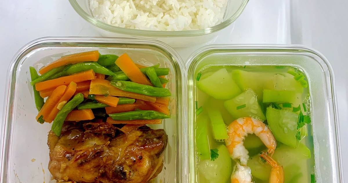 Cơm trưa mang đi: gà khìa nước dừa, canh bầu nấu tôm, đậu que xào cà rốt