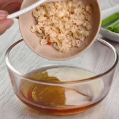 Làm nước chấm: Cho vào chén 30ml nước lọc, 1 muỗng canh đường, 1/2 muỗng cà phê bột ngọt, 2 muỗng canh nước mắm, dùng muỗng khuấy cho tan gia vị, sau đó cho 1/2 muỗng canh ớt băm, 1/2 muỗng canh tỏi băm, 1/2 muỗng canh nước cốt chanh vào khuấy đều hỗn hợp.