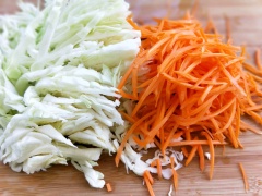 Bắp cải và cà rốt đem thái sợi nhỏ. Đun nóng 2 muỗng canh dầu ăn trong chảo, cho cà rốt và bắp cải đã cắt vào đảo đều, nêm 1/2 muỗng cà phê muối, 1 muỗng cà phê hạt nêm, xào đến khi rau củ mềm như ý là được.