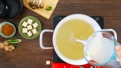 Cho nước dùng Dashi và nước luộc nghêu vào chung một nồi, thêm 5gr gừng băm, 2gr rong biển khô và 100gr nấm linh chi vào nồi đun sôi. Lúc này tắt bếp, múc nước canh ra chén pha loãng 7gr tương miso rồi cho ngược hỗn hợp lại vào nồi.