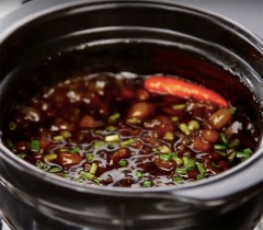 Nồi kho quẹt đặc quánh, sền sệt, béo mặn hấp dẫn, chấm cùng rau luộc, ăn với cơm nóng, thật khiến cho ấm lòng. Mỗi người con xa xứ, cứ mỗi khi có dịp được thưởng thức món '"Kho quẹt" thì sẽ luôn gợi lên trong tâm trí của họ ký ức tuổi thơ về không khi ấm cúng gia đình, vây quầng bên mâm cơm nóng hỏi trong những ngày mưa dầm kéo dài.