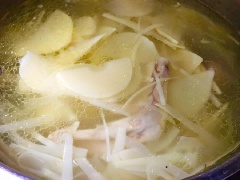 Nấu nước dùng: lọc nước luộc thịt cho vào nồi cùng măn và nấu sôi, nêm nếm gia vị cho vừa ăn là được. Cho bún ra tô, xếp thịt ngan, hành lá, ngò băm rồi chan nước dùng cùng măng lên trên, rắc thêm chút húng quế nữa là có thể ăn rồi đó.