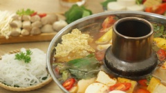 Dọn lẩu ra bàn, đun lẩu trên bếp để lẩu lúc nào cũng được giữ nóng. Xếp các loại nấm đã chuẩn bị ra dĩa. Thêm đậu hũ non, đậu hũ chiên và tàu hũ ky để tăng thêm phần ngon miệng. Khi ăn nhúng nấm, cho đậu hũ vào nồi, đun sôi lên rồi thưởng thức cùng với bún hoặc mì tươi. Vị lẩu chua chua ngọt ngọt rất hấp dẫn, mùi lá giang thơm dậy kích thích vị giác. Là món chay nhưng Lẩu nấm lá giang rất ngon và giàu hương vị, rât thích hợp cho những bữa tiệc sum họp cuối tuần đó nha.