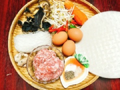 Nấm mèo, nấm hương rồi cho vào bát nước ngâm cùng với miến cho mềm. Nguyên liệu sau khi đã mềm thì vớt ra để ráo nước rồi đem thái nhỏ, miến đem cắt nhỏ.