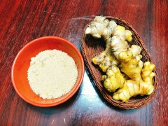 Gừng nên chọn củ không quá già sẽ có nhiều xơ, rửa sạch sẽ sau đó đem cạo sạch vỏ gừng rồi rửa lại cho sạch. Thái gừng thành những lát mỏng sau đó thái sợi nhỏ, rửa lại cho bớt chất cay.