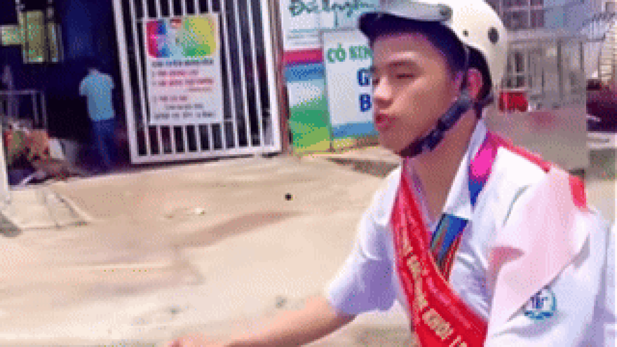 Nam sinh trường chuyên đeo đầy huy chương chạy xe về nhà gây bão mạng - Báo Tiền Phong
