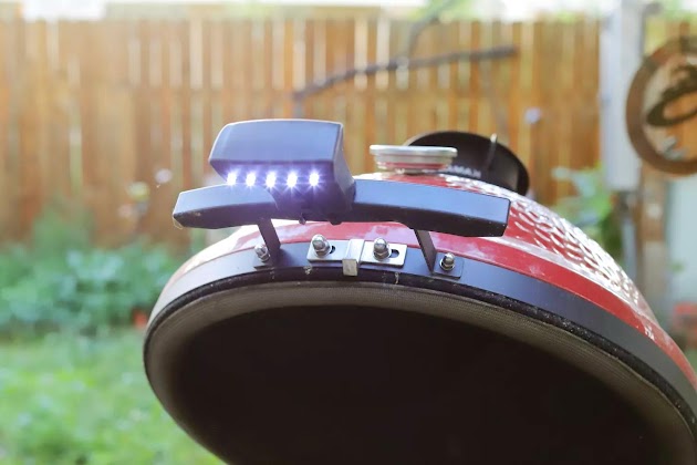Luce per griglia Charcoal Companion su una griglia kamado