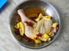 Cho đùi gà ra thau, dùng mũi dao xâm đều lên thịt gà cho dễ ngấm gia vị, ướp cùng 2 muỗng canh nước tương, 1/2 muỗng canh mật ong, chanh, ớt thái nhỏ. Cho tất cả vào túi nylon, xoa bóp đều rồi ủ 1 tiếng đồng hồ.