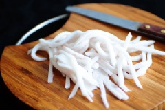 Cơm dừa non gọt sạch phần màu nâu bám bên ngoài nếu có, đem rửa sạch rồi cắt thành những sợi nhỏ, không cần cắt lá mỏng đâu nhé!