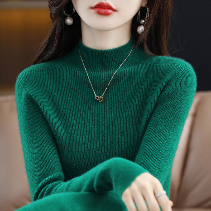 Seamless women's sweater made of pure wool, fitted