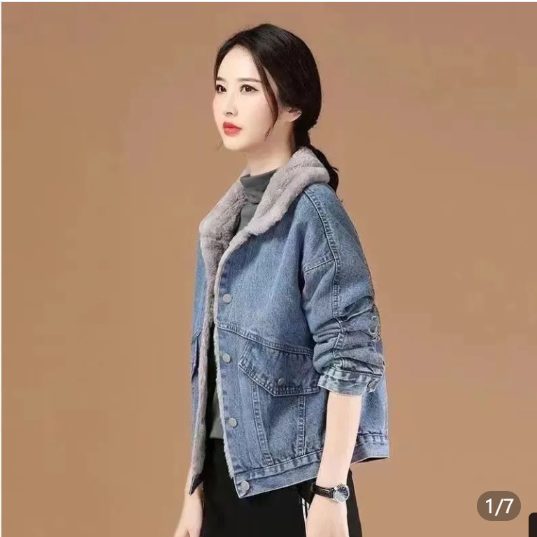 Padded women's denim jacket with fur collar, short