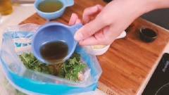 Lăn nhẹ chanh tươi trên mặt bàn trước khi vắt lấy nước cốt. Bổ chanh làm đôi, vắt trực tiếp nước cốt vào túi gà sả. Rau mùi thái rối. Đổ các gia vị còn lại vào túi lưu trữ bao gồm tỏi bằm, nước mắm, nước tương, dầu mè và 1/2 muỗng cà phê mật ong. Dùng tay mát sa cánh gà cho gia vị ngấm đều.