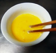 Bơ để nhiệt độ phòng cho mềm, cho bơ vào chén cùng trứng gà, đánh đều.